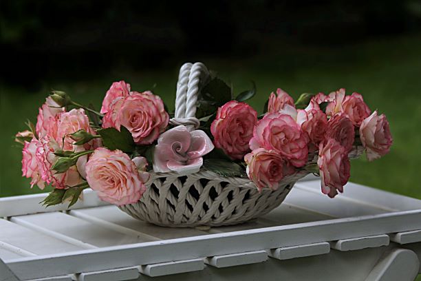 Kwiaty w koszyku na białym stole